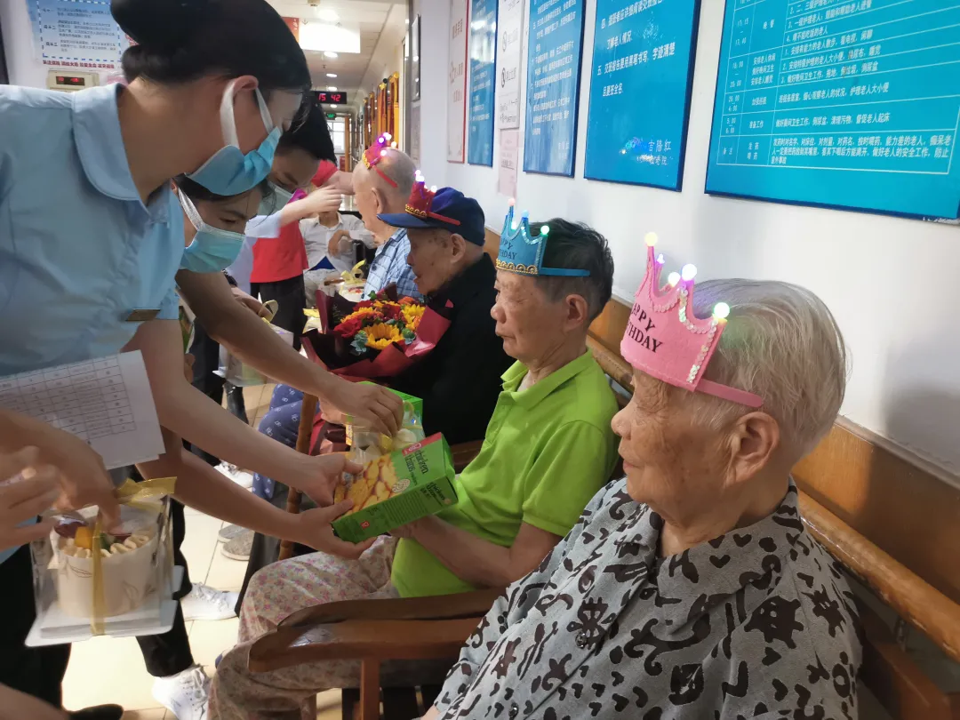 热烈庆祝吉阳红敬老院九月寿星生日会圆满成功