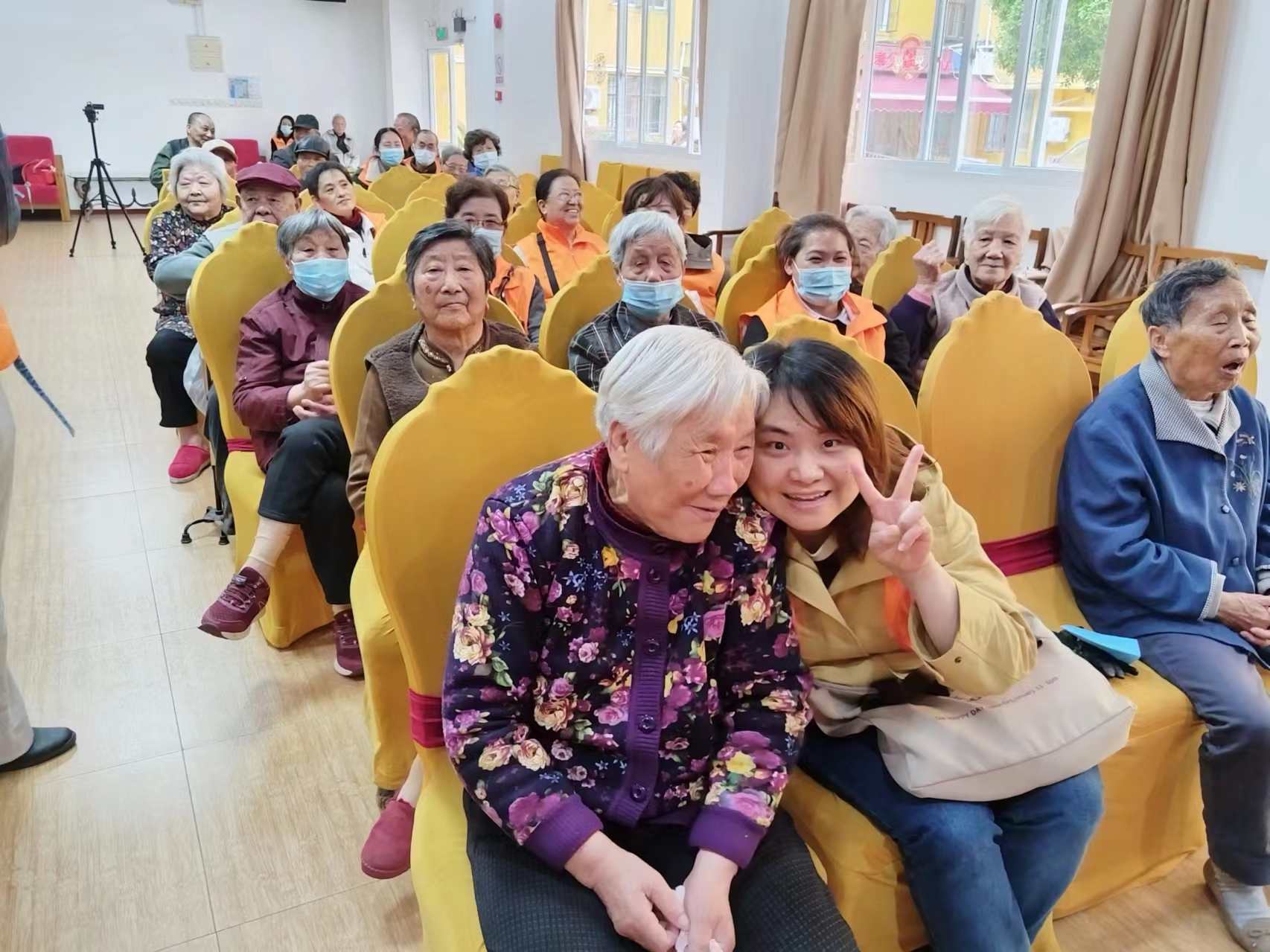 春意盎然，爱心志愿者与吉阳红敬老院老年人共度蓬勃生机